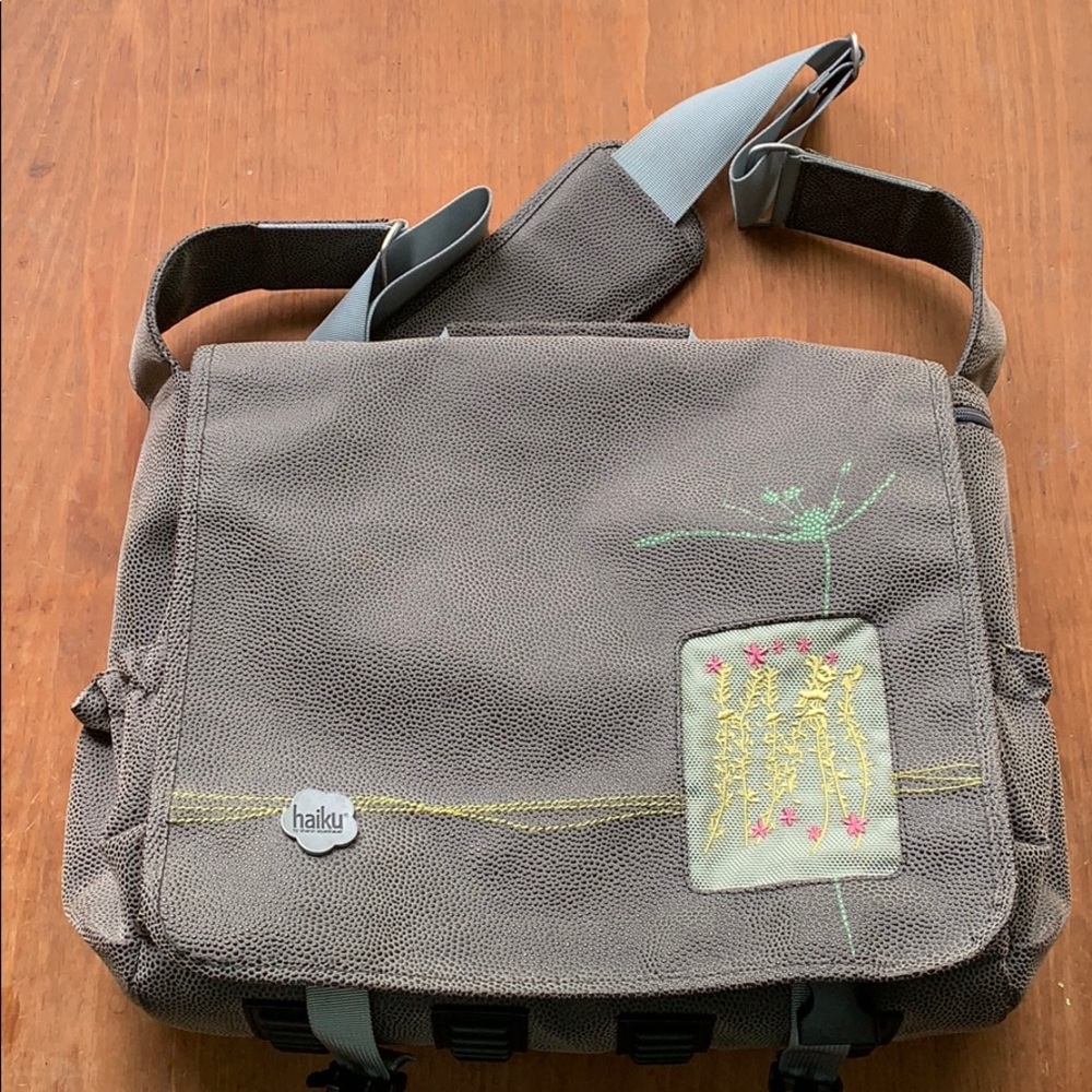 Haiku messenger  computer bag